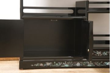 中古　美品　高級民芸家具　華やかな孔雀の螺鈿(らでん)細工が目を引く飾り棚(定価約90万円)(収納棚、戸棚、茶棚)(R-057188)