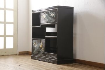 中古　美品　高級民芸家具　華やかな孔雀の螺鈿(らでん)細工が目を引く飾り棚(定価約90万円)(収納棚、戸棚、茶棚)(R-057188)