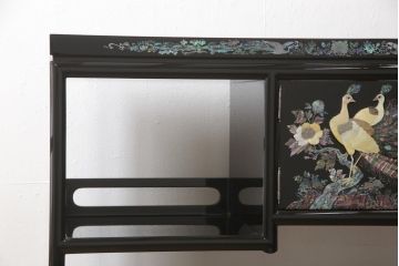 中古　美品　高級民芸家具　華やかな孔雀の螺鈿(らでん)細工が目を引く飾り棚(定価約90万円)(収納棚、戸棚、茶棚)(R-057188)