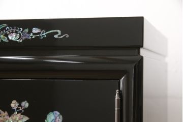 中古　美品　高級民芸家具　華やかな孔雀の螺鈿(らでん)細工が目を引く飾り棚(定価約90万円)(収納棚、戸棚、茶棚)(R-057188)