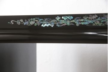 中古　美品　高級民芸家具　華やかな孔雀の螺鈿(らでん)細工が目を引く飾り棚(定価約90万円)(収納棚、戸棚、茶棚)(R-057188)