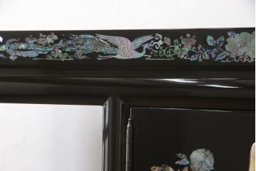 中古　美品　高級民芸家具　華やかな孔雀の螺鈿(らでん)細工が目を引く飾り棚(定価約90万円)(収納棚、戸棚、茶棚)(R-057188)