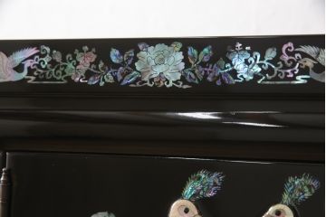 中古　美品　高級民芸家具　華やかな孔雀の螺鈿(らでん)細工が目を引く飾り棚(定価約90万円)(収納棚、戸棚、茶棚)(R-057188)
