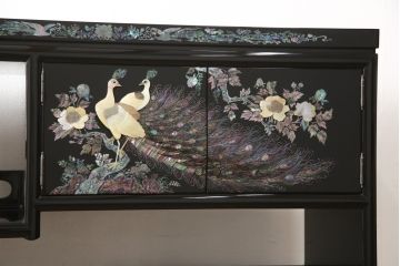 中古　美品　高級民芸家具　華やかな孔雀の螺鈿(らでん)細工が目を引く飾り棚(定価約90万円)(収納棚、戸棚、茶棚)(R-057188)