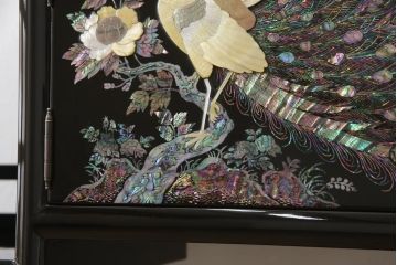 中古　美品　高級民芸家具　華やかな孔雀の螺鈿(らでん)細工が目を引く飾り棚(定価約90万円)(収納棚、戸棚、茶棚)(R-057188)