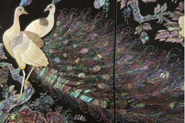 中古　美品　高級民芸家具　華やかな孔雀の螺鈿(らでん)細工が目を引く飾り棚(定価約90万円)(収納棚、戸棚、茶棚)(R-057188)