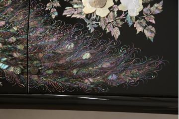 中古　美品　高級民芸家具　華やかな孔雀の螺鈿(らでん)細工が目を引く飾り棚(定価約90万円)(収納棚、戸棚、茶棚)(R-057188)