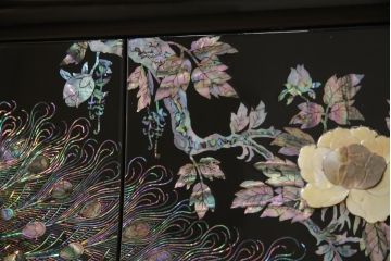 中古　美品　高級民芸家具　華やかな孔雀の螺鈿(らでん)細工が目を引く飾り棚(定価約90万円)(収納棚、戸棚、茶棚)(R-057188)
