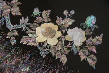 中古　美品　高級民芸家具　華やかな孔雀の螺鈿(らでん)細工が目を引く飾り棚(定価約90万円)(収納棚、戸棚、茶棚)(R-057188)