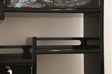 中古　美品　高級民芸家具　華やかな孔雀の螺鈿(らでん)細工が目を引く飾り棚(定価約90万円)(収納棚、戸棚、茶棚)(R-057188)
