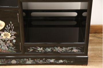 中古　美品　高級民芸家具　華やかな孔雀の螺鈿(らでん)細工が目を引く飾り棚(定価約90万円)(収納棚、戸棚、茶棚)(R-057188)