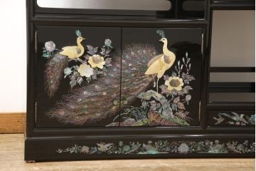 中古　美品　高級民芸家具　華やかな孔雀の螺鈿(らでん)細工が目を引く飾り棚(定価約90万円)(収納棚、戸棚、茶棚)(R-057188)