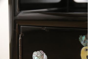 中古　美品　高級民芸家具　華やかな孔雀の螺鈿(らでん)細工が目を引く飾り棚(定価約90万円)(収納棚、戸棚、茶棚)(R-057188)