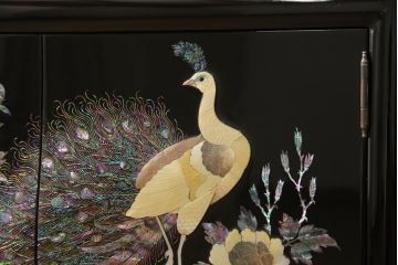 中古　美品　高級民芸家具　華やかな孔雀の螺鈿(らでん)細工が目を引く飾り棚(定価約90万円)(収納棚、戸棚、茶棚)(R-057188)