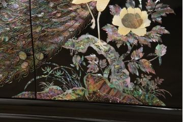 中古　美品　高級民芸家具　華やかな孔雀の螺鈿(らでん)細工が目を引く飾り棚(定価約90万円)(収納棚、戸棚、茶棚)(R-057188)