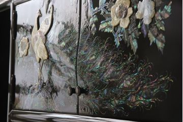 中古　美品　高級民芸家具　華やかな孔雀の螺鈿(らでん)細工が目を引く飾り棚(定価約90万円)(収納棚、戸棚、茶棚)(R-057188)