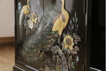 中古　美品　高級民芸家具　華やかな孔雀の螺鈿(らでん)細工が目を引く飾り棚(定価約90万円)(収納棚、戸棚、茶棚)(R-057188)