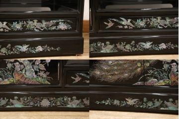 中古　美品　高級民芸家具　華やかな孔雀の螺鈿(らでん)細工が目を引く飾り棚(定価約90万円)(収納棚、戸棚、茶棚)(R-057188)
