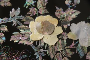 中古　美品　高級民芸家具　華やかな孔雀の螺鈿(らでん)細工が目を引く飾り棚(定価約90万円)(収納棚、戸棚、茶棚)(R-057188)