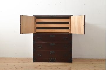 中古　美品　ケヤキ(欅)材・中桐　落ち着いた品のある佇まいが魅力的な国産民芸箪笥(和箪笥、衣装箪笥、収納箪笥、引き出し、チェスト)(R-057191)