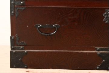 中古　美品　ケヤキ(欅)材・中桐　落ち着いた品のある佇まいが魅力的な国産民芸箪笥(和箪笥、衣装箪笥、収納箪笥、引き出し、チェスト)(R-057191)