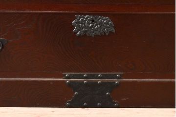 中古　美品　ケヤキ(欅)材・中桐　落ち着いた品のある佇まいが魅力的な国産民芸箪笥(和箪笥、衣装箪笥、収納箪笥、引き出し、チェスト)(R-057191)