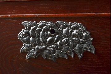 中古　美品　ケヤキ(欅)材・中桐　落ち着いた品のある佇まいが魅力的な国産民芸箪笥(和箪笥、衣装箪笥、収納箪笥、引き出し、チェスト)(R-057191)