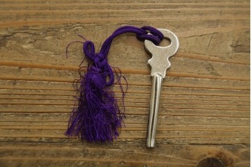 中古　美品　ケヤキ(欅)材・中桐　落ち着いた品のある佇まいが魅力的な国産民芸箪笥　(R-057191)