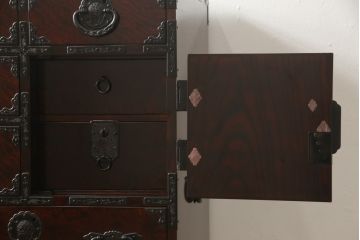 中古　美品　民芸家具　熊野洞　木地呂塗り　欅(ケヤキ)　落ち着きのある色合いと取り入れやすいサイズが魅力の仙台箪笥(整理タンス、収納箪笥、引き出し、サイドチェスト)(R-057200)