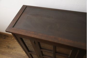 中古　北海道民芸家具　脚(台輪)付きリメイク　落ち着きのあるシックな佇まいが魅力のサイドボード(収納棚、飾り棚、戸棚、本箱、ブックケース、キャビネット)(R-057201)