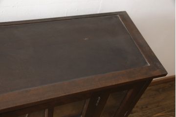 中古　北海道民芸家具　脚(台輪)付きリメイク　落ち着きのあるシックな佇まいが魅力のサイドボード(収納棚、飾り棚、戸棚、本箱、ブックケース、キャビネット)(R-057201)