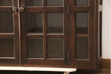 中古　北海道民芸家具　脚(台輪)付きリメイク　落ち着きのあるシックな佇まいが魅力のサイドボード(収納棚、飾り棚、戸棚、本箱、ブックケース、キャビネット)(R-057201)