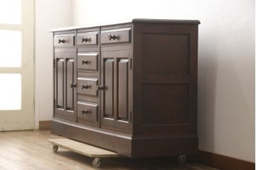 中古　北海道民芸家具　天板付きリメイク　木のあたたかみを感じるサイドボード(収納棚、リビングボード、キャビネット)(R-057202)