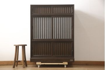 中古　美品　民芸家具　前面ケヤキ材　和モダンな空間づくりにオススメの水屋箪笥キャビネット(食器棚、収納棚、戸棚)(R-057205)