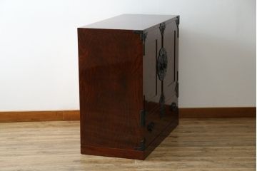 中古　美品　民芸家具　漆の綺麗な木地呂塗りが魅力　岩谷堂箪笥の着物箪笥(引き出し、衣装タンス、和箪笥)(R-057208)