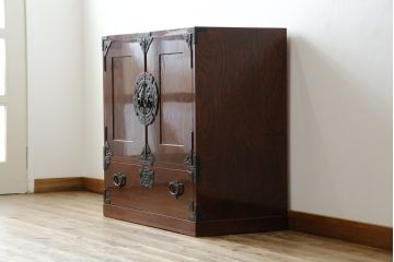 中古　美品　民芸家具　漆の綺麗な木地呂塗りが魅力　岩谷堂箪笥の着物箪笥(引き出し、衣装タンス、和箪笥)(R-057208)