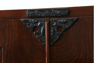 中古　美品　民芸家具　漆の綺麗な木地呂塗りが魅力　岩谷堂箪笥の着物箪笥(引き出し、衣装タンス、和箪笥)(R-057208)