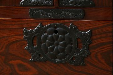 中古　美品　民芸家具　漆の綺麗な木地呂塗りが魅力　岩谷堂箪笥の着物箪笥(引き出し、衣装タンス、和箪笥)(R-057208)