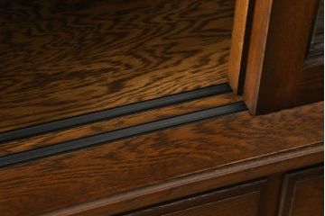 中古　美品　北海道旭川 近藤工芸　Solid Furniture OAK (ソリッドファニチャー オーク)　オーク材　品のあるデザインが魅力的なキャビネット(戸棚、収納棚、食器棚、カップボード)(R-057213)