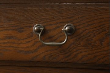 中古　美品　北海道旭川 近藤工芸　Solid Furniture OAK (ソリッドファニチャー オーク)　オーク材　品のあるデザインが魅力的なキャビネット(戸棚、収納棚、食器棚、カップボード)(R-057213)