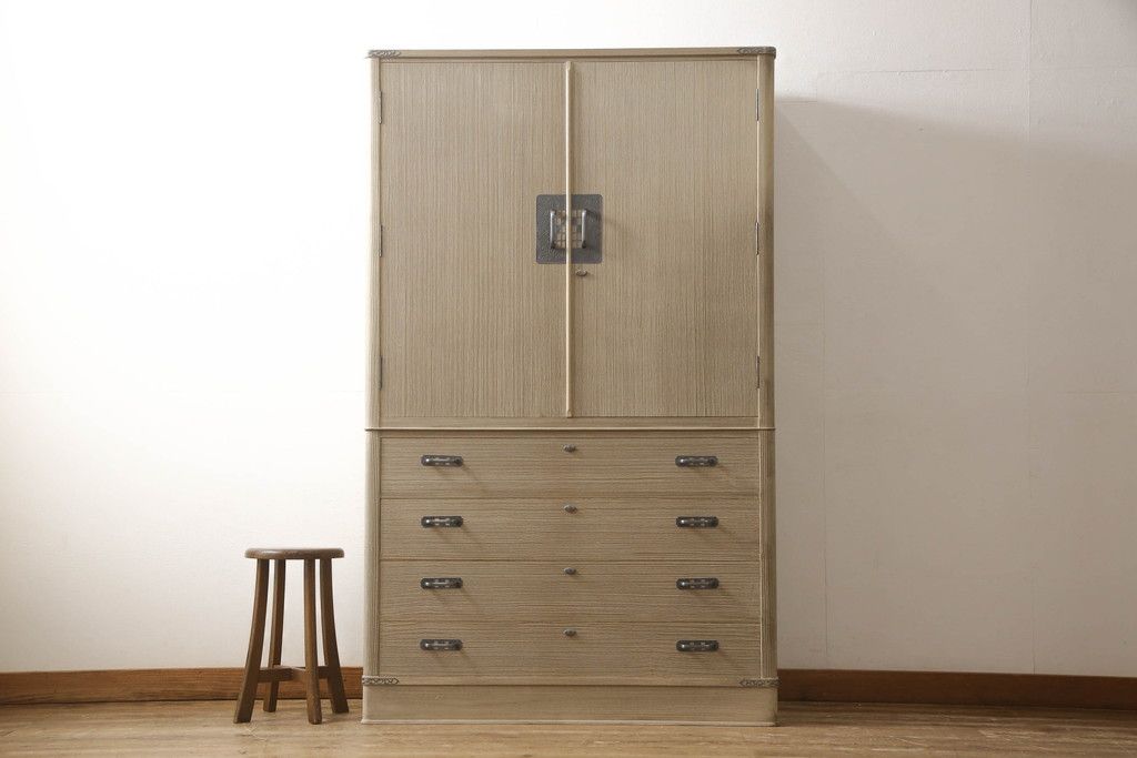 中古　美品　国産手造り家具　凛とした佇まいが魅力的な総桐箪笥(胴丸、桐たんす、収納箪笥、衣装タンス、和タンス、バラ売り可能)(R-057244)