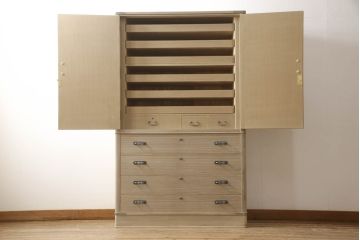 中古　美品　国産手造り家具　凛とした佇まいが魅力的な総桐箪笥(胴丸、桐たんす、収納箪笥、衣装タンス、和タンス、バラ売り可能)(R-057244)