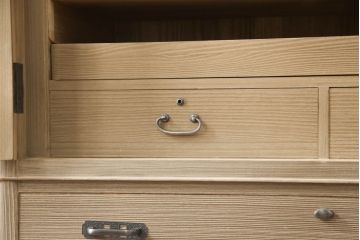 中古　美品　国産手造り家具　凛とした佇まいが魅力的な総桐箪笥(胴丸、桐たんす、収納箪笥、衣装タンス、和タンス、バラ売り可能)(R-057244)