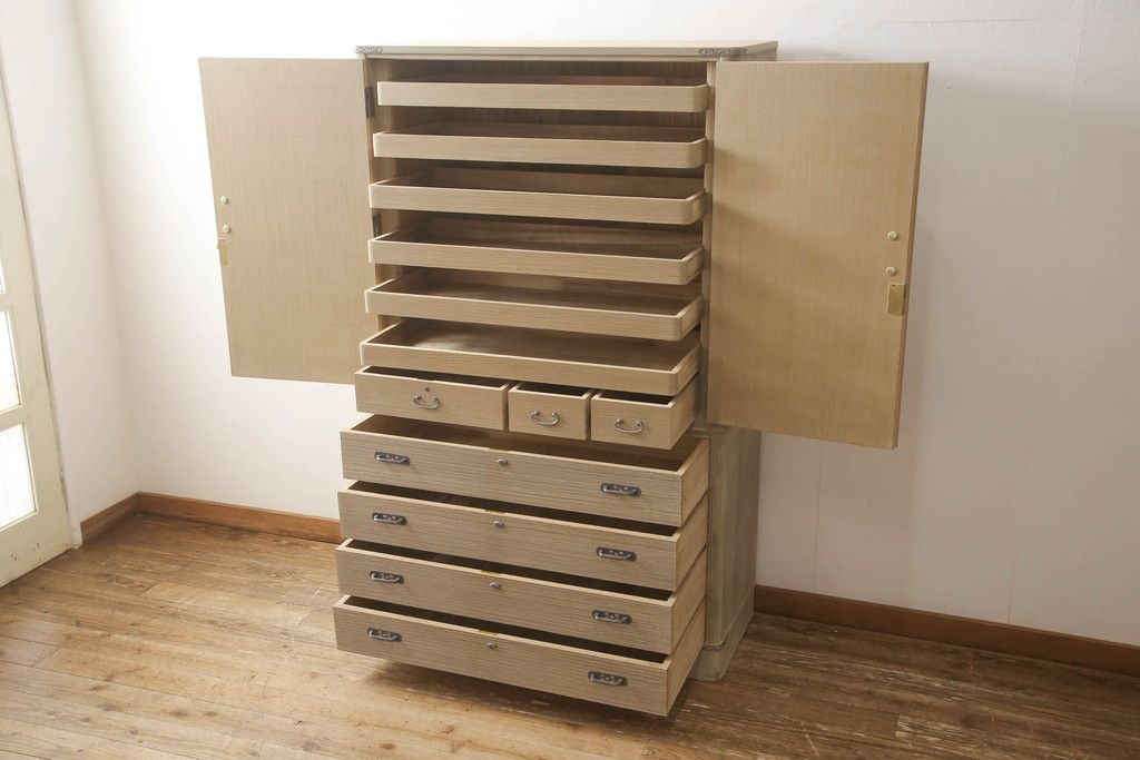 中古　美品　国産手造り家具　凛とした佇まいが魅力的な総桐箪笥(胴丸、桐たんす、収納箪笥、衣装タンス、和タンス、バラ売り可能)(R-057244)