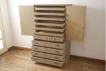 中古　美品　国産手造り家具　凛とした佇まいが魅力的な総桐箪笥(胴丸、桐たんす、収納箪笥、衣装タンス、和タンス、バラ売り可能)(R-057244)