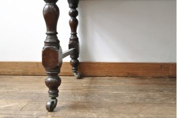 イギリスアンティーク　レザートップ　マホガニー材　意匠を凝らした気品漂うニーホールデスク(両袖机、テーブル、ワークデスク、在宅ワーク、在宅用、作業デスク)(R-057245)