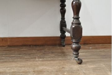 イギリスアンティーク　レザートップ　マホガニー材　意匠を凝らした気品漂うニーホールデスク(両袖机、テーブル、ワークデスク、在宅ワーク、在宅用、作業デスク)(R-057245)