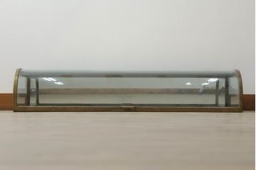 フランスアンティーク　激レアデザイン!　真鍮枠　ディスプレイにおすすめ!背面鏡張りのRガラス卓上ショーケース(ガラスケース、陳列棚、店舗什器、曲げガラス)(R-057258)