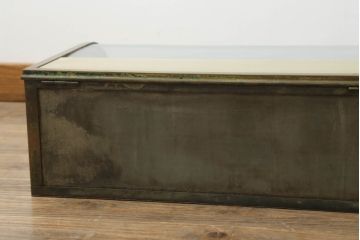フランスアンティーク　激レアデザイン!　真鍮枠　ディスプレイにおすすめ!背面鏡張りのRガラス卓上ショーケース(ガラスケース、陳列棚、店舗什器、曲げガラス)(R-057258)