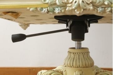 中古　SILIK(シリック)　本革と細やかな彫刻が高級感あふれるデスクチェア(定価約90万円)(アームチェア)(R-057259)